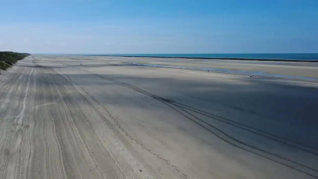 Een leeg breed strand, recht van boven