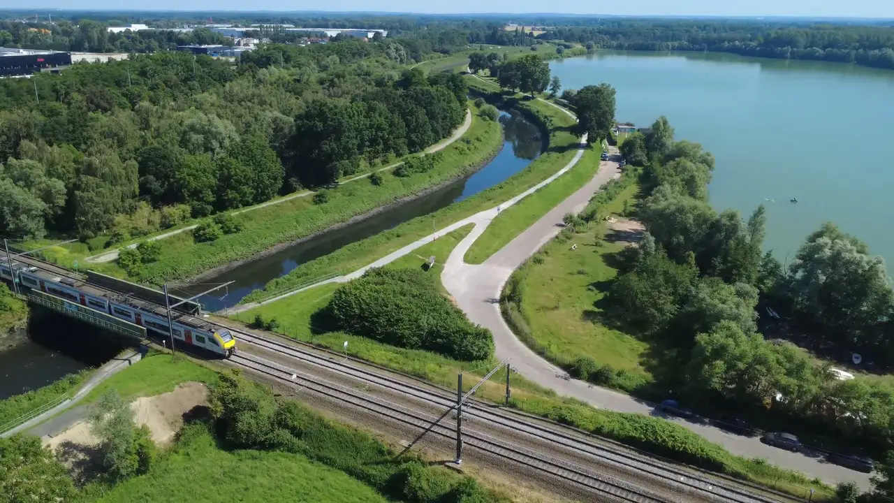Een trein langs het kanaal