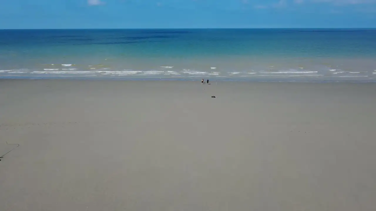 Strand en turquoise zee van boven