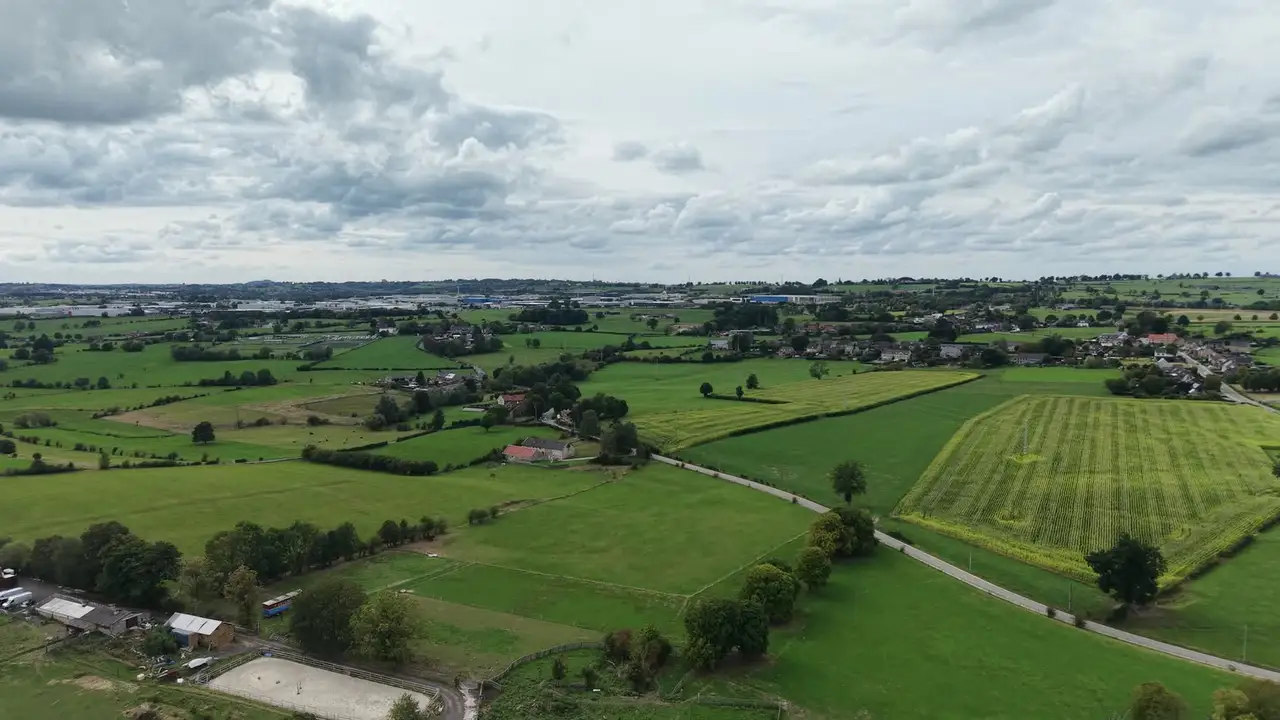 Velden en wolken tot aan de horizon